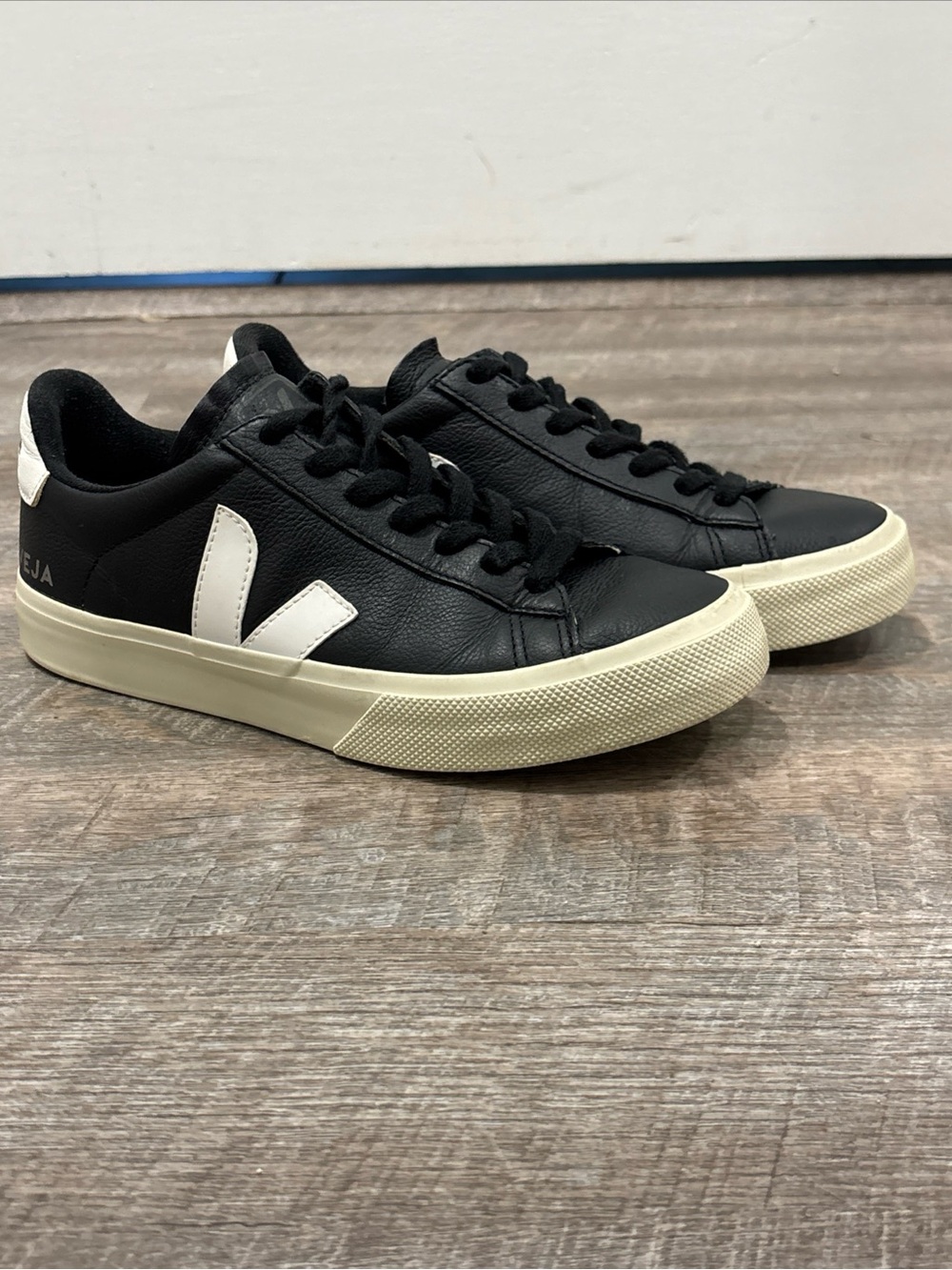 Veja Womenโs Campo Leather Sneakers Size 7 Black/White EUC